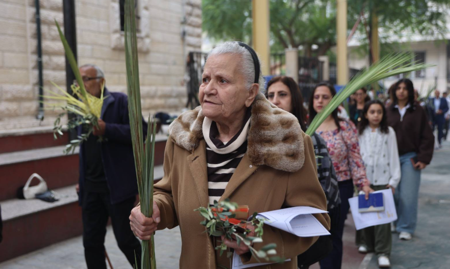Frau bei einer  Palmsonntagsprozession in Gaza.