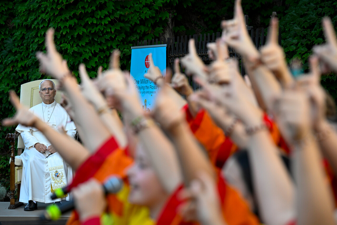 „Papst Leo XIV. bei der Gebetsaktion ‚Eine Million Kinder beten den Rosenkranz‘, während Kinder im Vordergrund ihre Arme heben.“