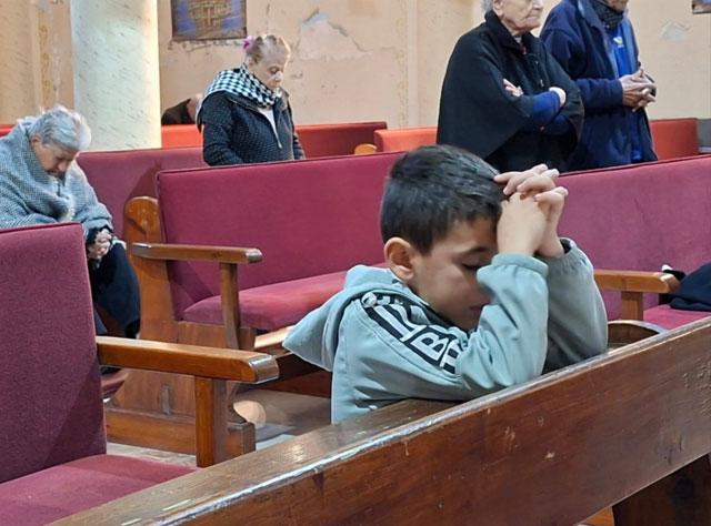 Junge aus Gaza betet
(Foto: Pfarrei Heilige Familie. Gaza)