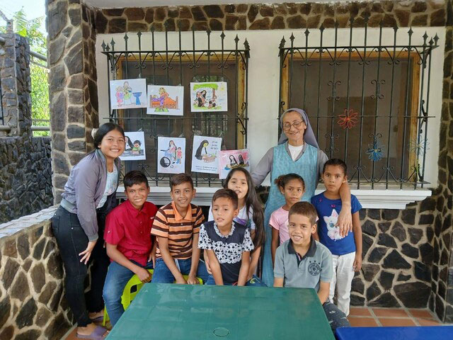 Ordensschwester aus Venezuela mit Kindern