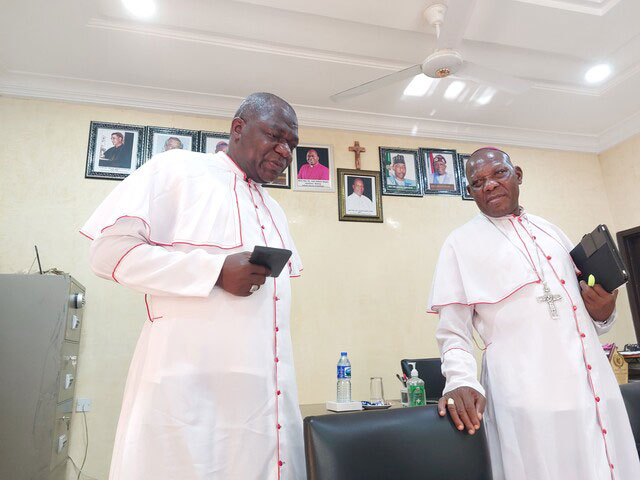 Weihbischof John Bakeni und Oliver Dashe Doeme aus dem Bistum Maiduguri in Nigeria